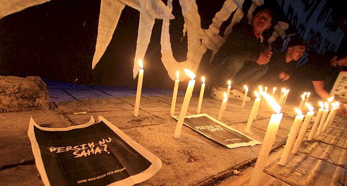 Diwarnai Aksi Menyalakan Lilin, Bobotoh Masih Bertahan di Depan Graha Persib hingga Minggu Malam